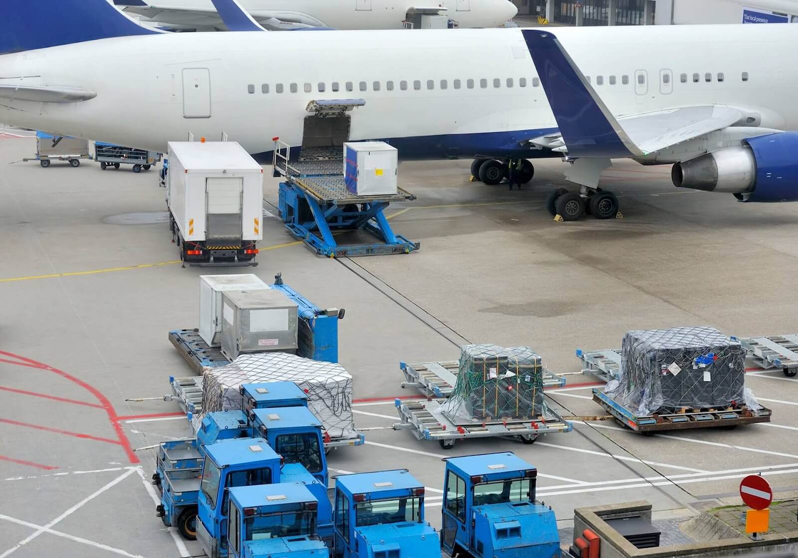 Vận chuyển hàng hóa bằng đường hàng không giúp tiết kiệm thời gian