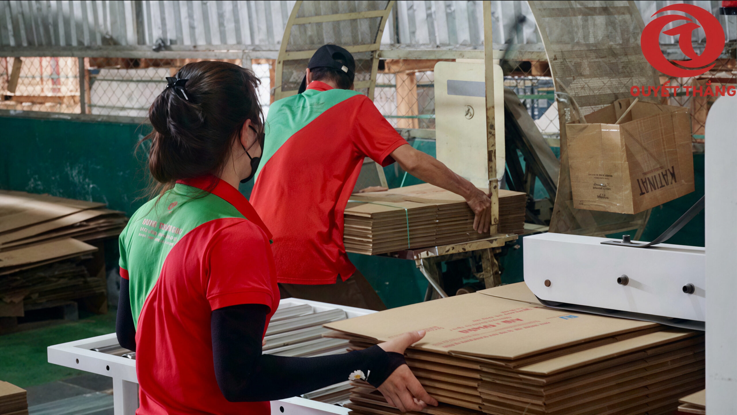 Công nhân vận hành sản xuất thùng carton – Quyết Thắng Box