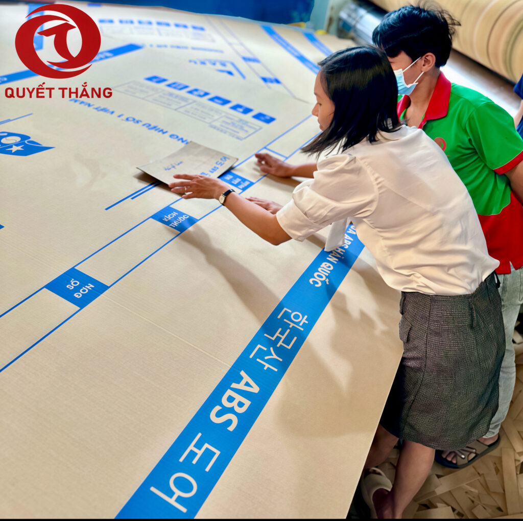 Kiểm tra sản xuất thùng carton – Quyết Thắng Box