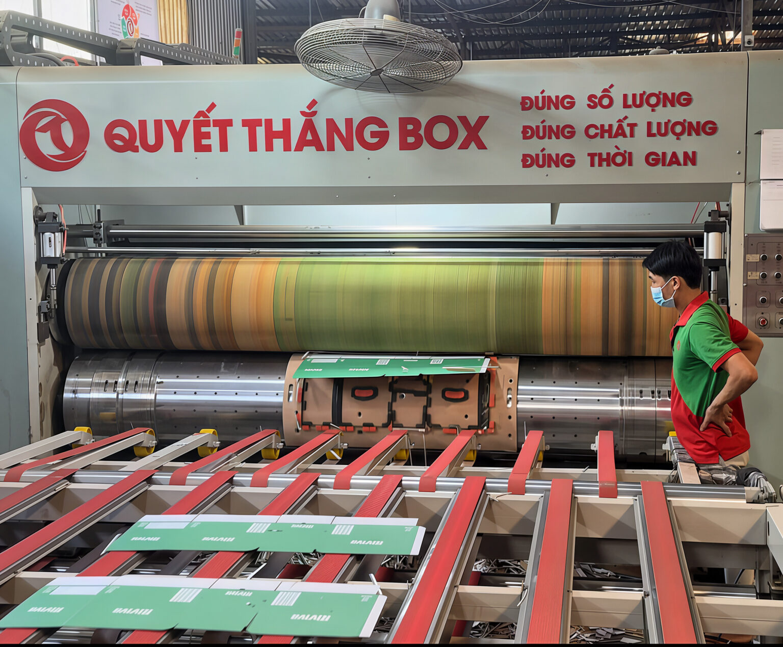 Máy móc sản xuất thùng carton theo dây chuyền hiện đại