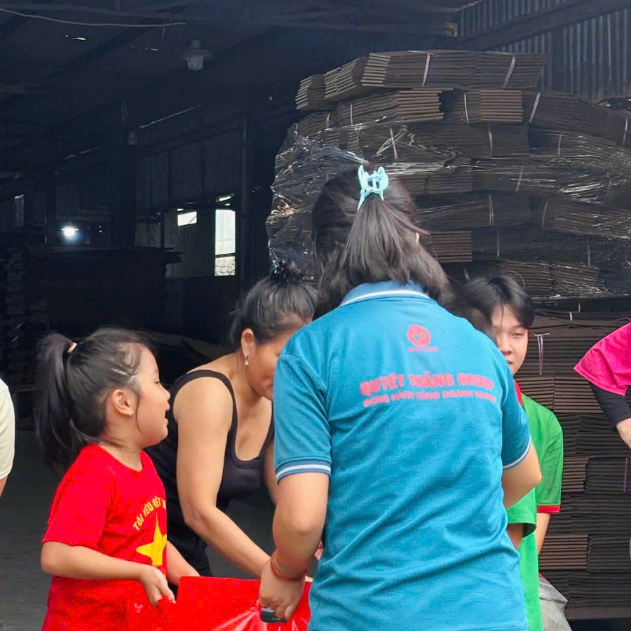 Quyết Thắng Box tặng quà cho các em thiếu nhi