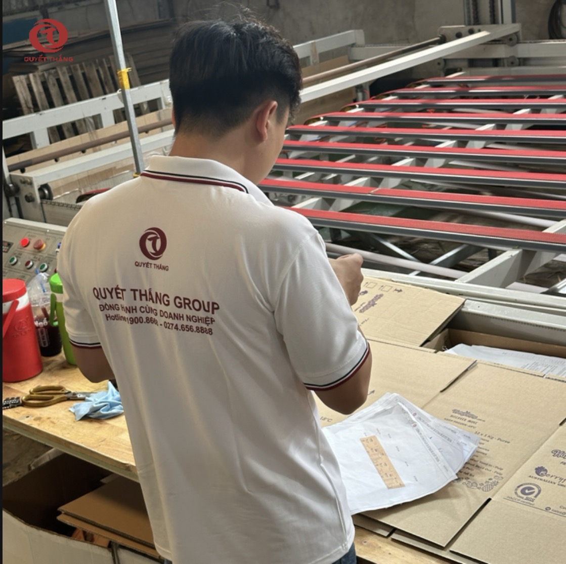 Kỹ thuật viên thực hiện kiểm thử nén thùng carton để đo chỉ số ECT BCT trước khi xuất kho.