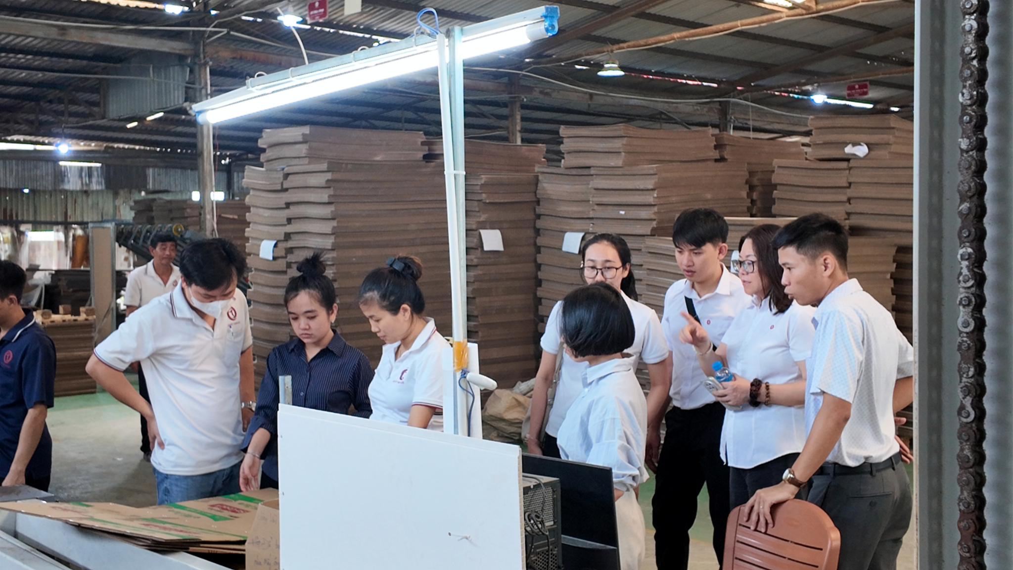 Quy Trình QC Thùng Carton Nhà Máy: Kinh Nghiệm Kiểm Soát Chất Lượng Từ Các Tập Đoàn Lớn 2026
