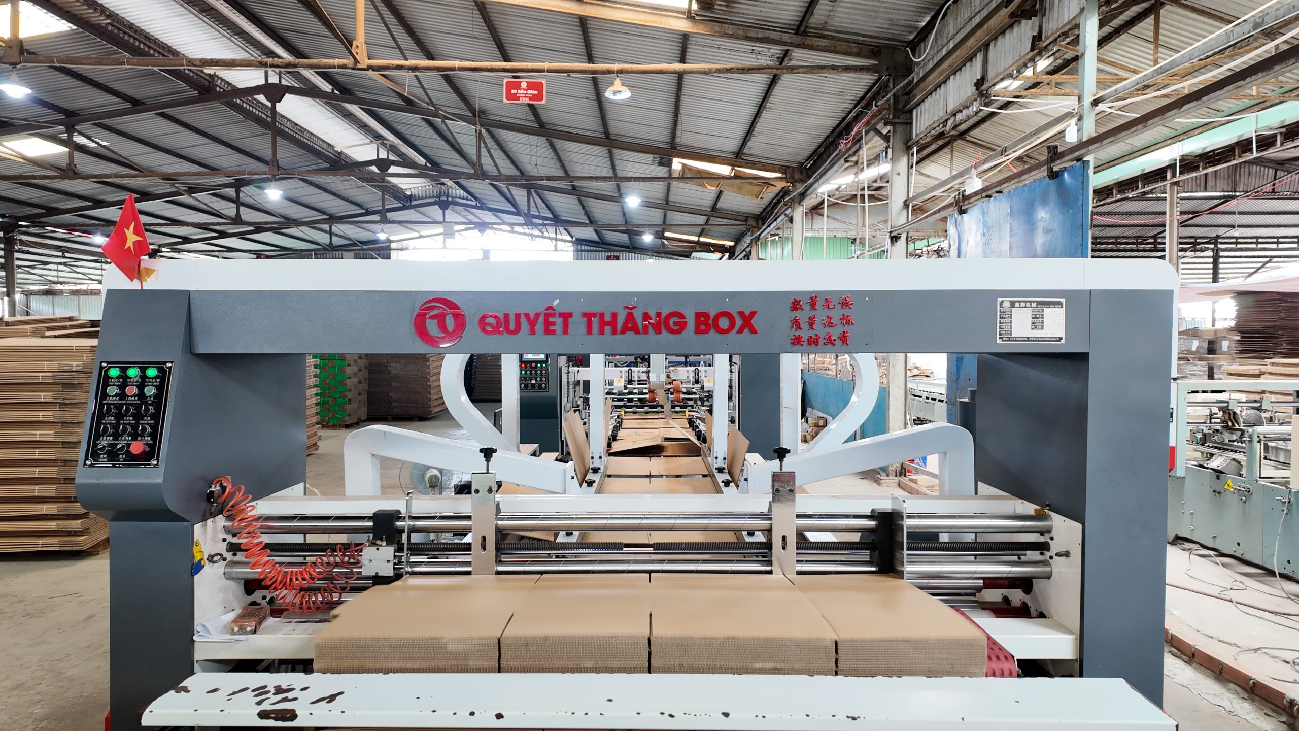 Dây chuyền sản xuất thùng carton tại nhà máy sản xuất bao bì trực tiếp Quyết Thắng Box, Thuận An, Bình Dương.
