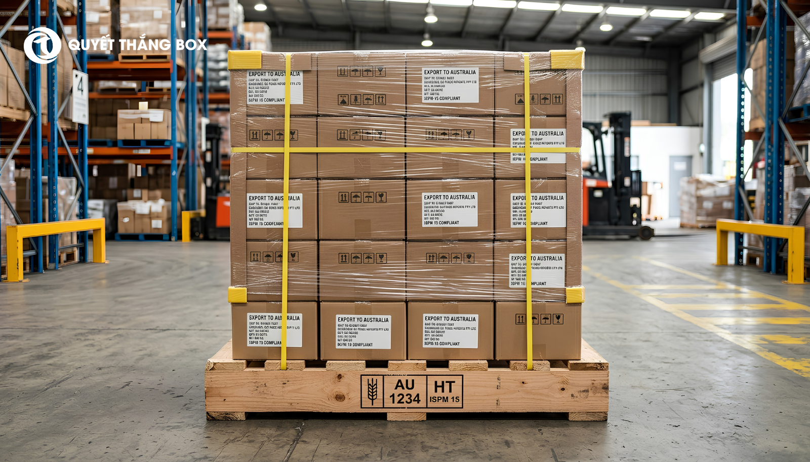 Pallet gỗ đạt chuẩn ISPM 15 với dấu chứng nhận rõ ràng — yêu cầu bắt buộc khi xuất thùng carton xuất khẩu Úc.