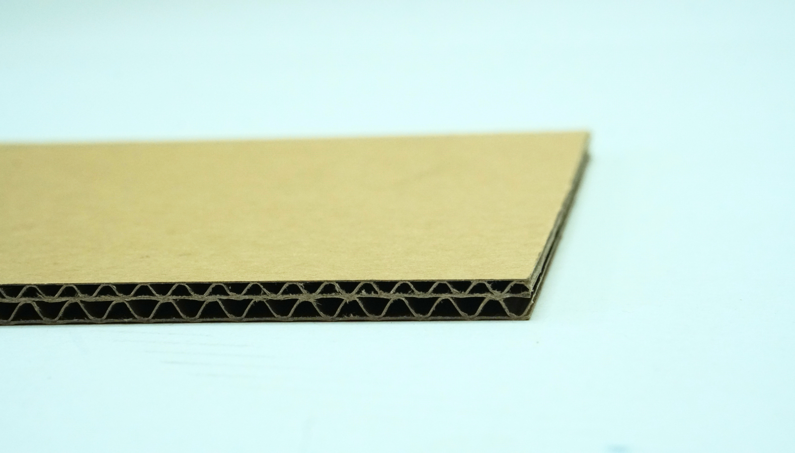 Mặt cắt ngang thùng carton 5 lớp BC — hai lớp sóng, ba lớp giấy mặt, thấy rõ cấu trúc sóng đôi cho độ chịu lực cao hơn thùng 3 lớp.