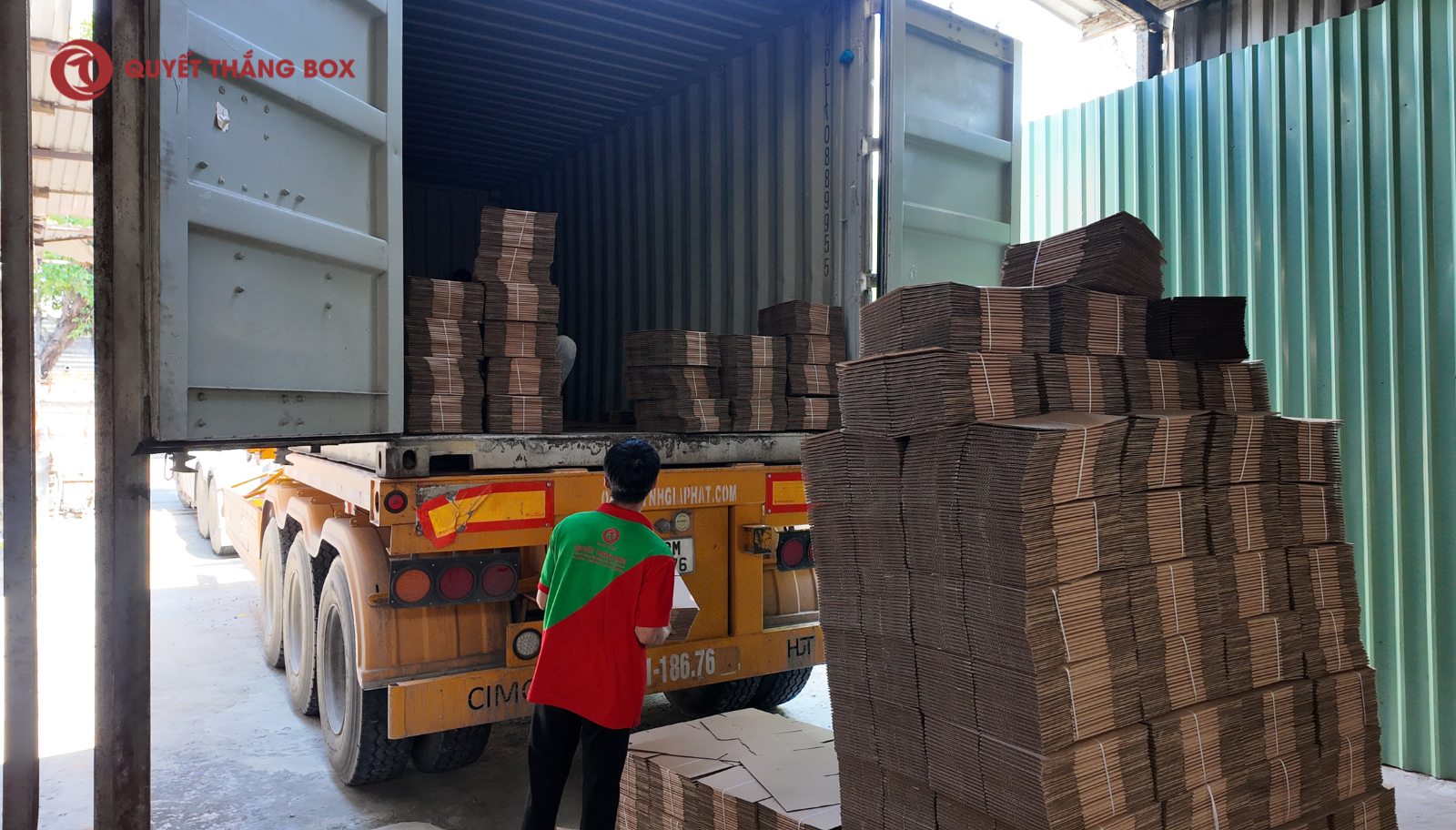 Thùng carton FSC của Quyết Thắng Box chuẩn bị cho lô hàng xuất khẩu — nguyên liệu đạt chuẩn FSC Mix, kèm hồ sơ đầy đủ cho đối tác nhập khẩu.