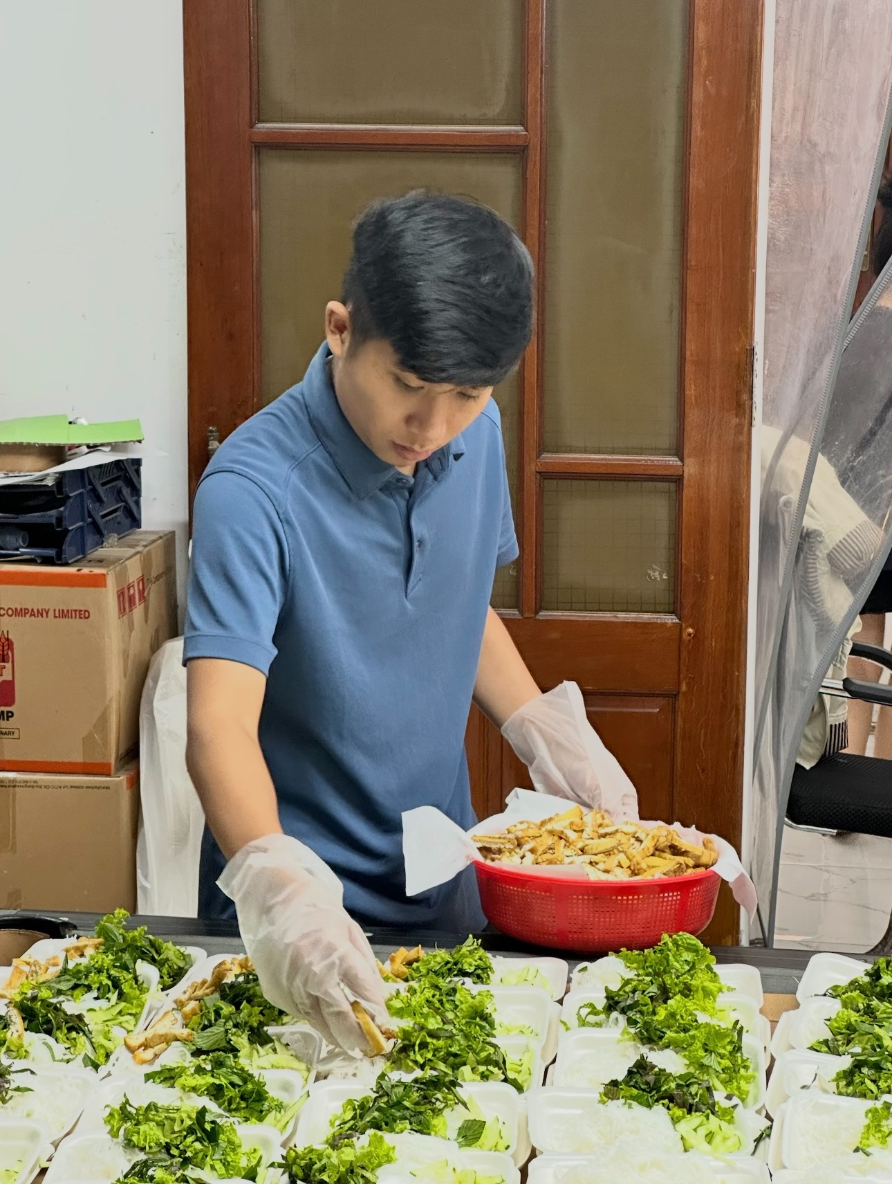 Đội ngũ Quyết Thắng Box tận tay chuẩn bị nguyên liệu tươi sạch, đảm bảo an toàn vệ sinh thực phẩm