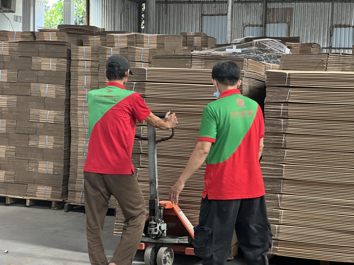 Kho phôi thùng carton số lượng lớn – số lượng đặt hàng trong cách tính giá thùng carton