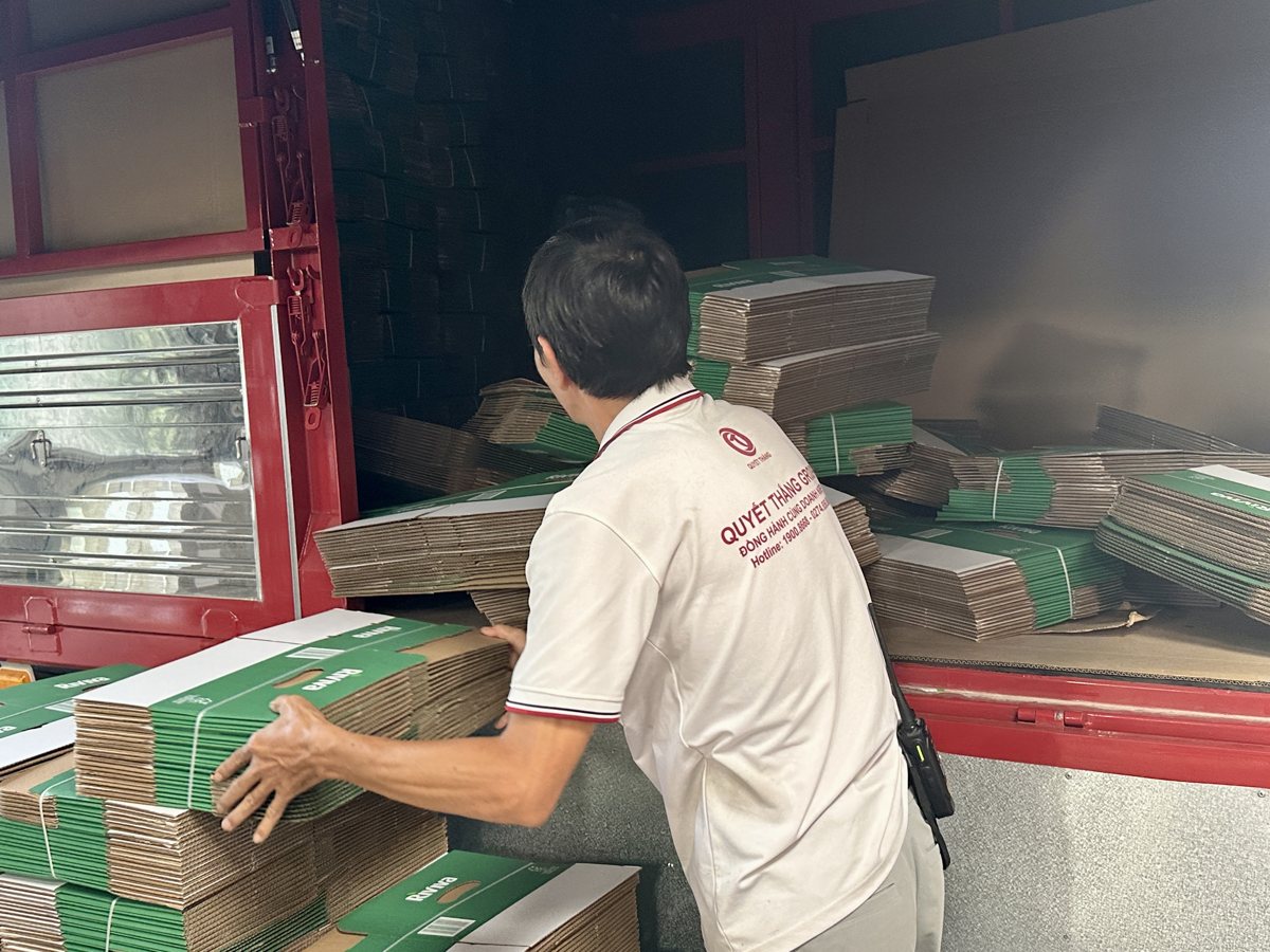 Bốc xếp sai cách là nguyên nhân khiến thùng carton bị bục đáy