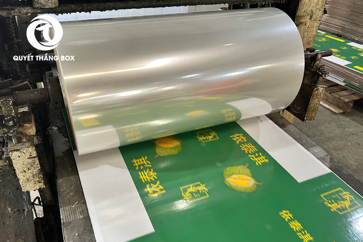 Công nghệ cán màng mặt ngoài thùng Quyết Thắng Box